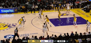 高歌猛进!里夫斯强攻上篮再中 23中13已砍下41分