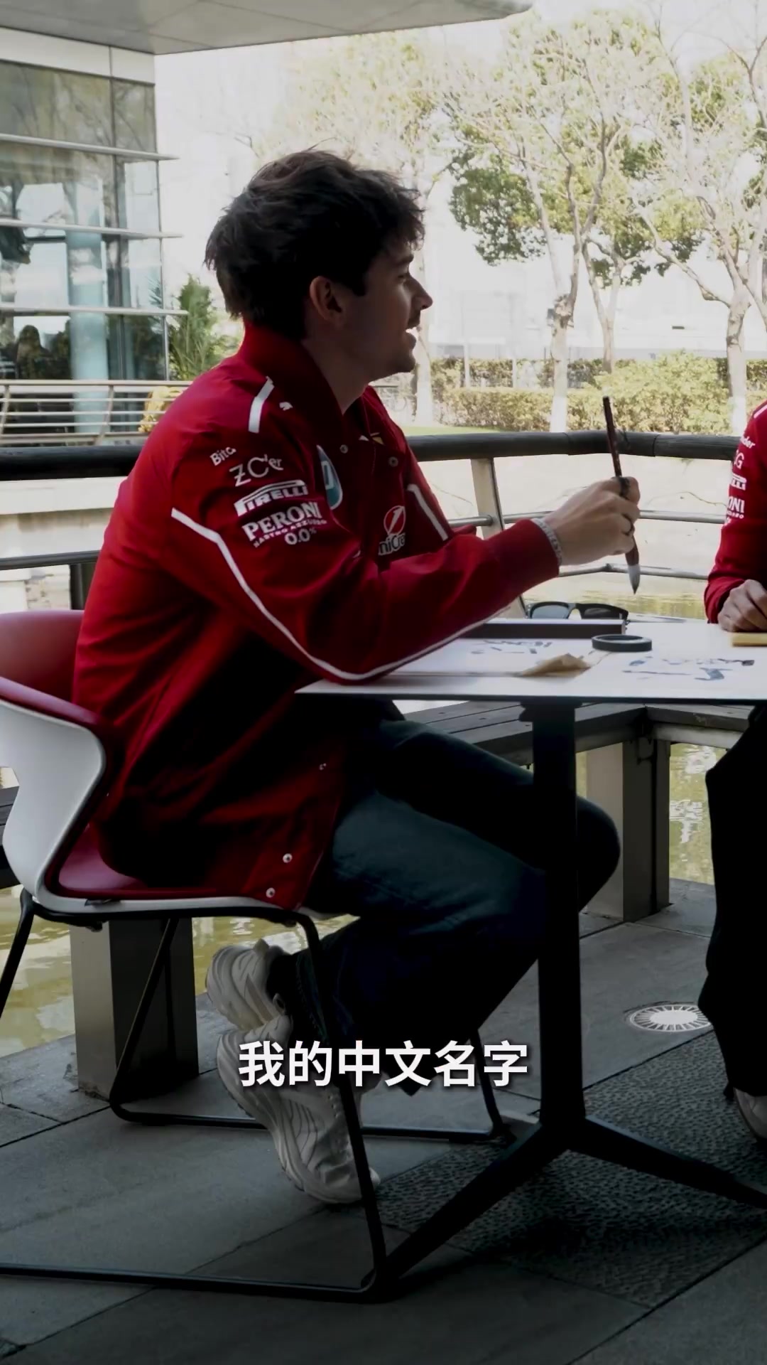 写得不错哇?周冠宇教刘易斯、夏尔写中文名字