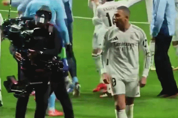 可能遭停赛?姆巴佩对马竞赛后冲看台手抓下体摇晃