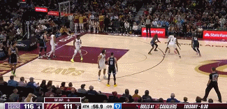 毫厘之间！拉文关键上篮得手超时在先 但裁判没有取消