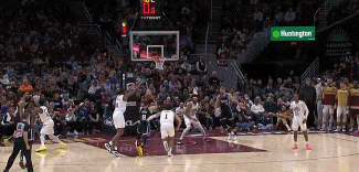 毫厘之间！拉文关键上篮得手超时在先 但裁判没有取消