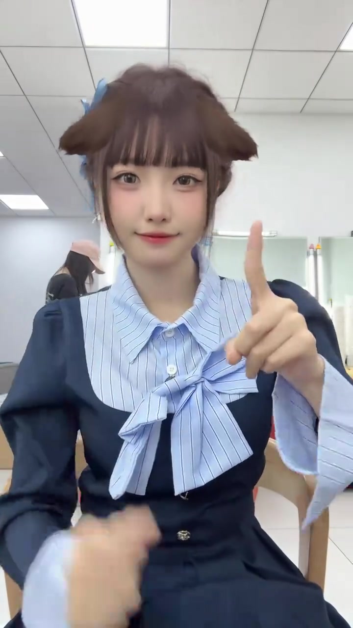 感觉不如xiaohu！主持周敢敢分享手势舞视频：今天上班
