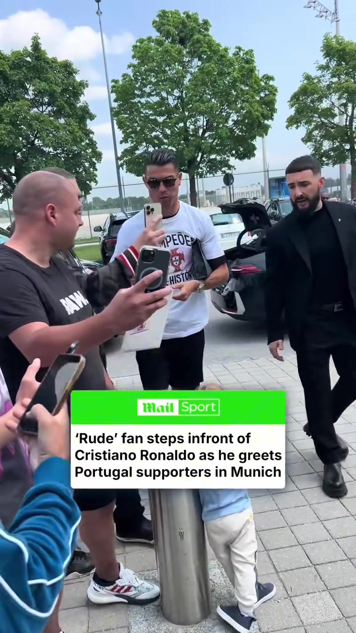 邮报：C罗给粉丝签名遇到球迷粗鲁合影，面露不快&制止其行为